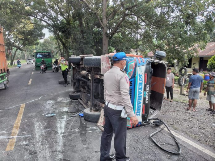 Bus Betahamu Terbalik di Lima Puluh, 12 Penumpang Luka-luka