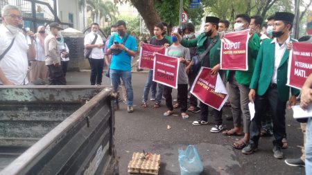 Puluhan Peternak Petelur dan Mahasiswa Demo DPRD Sumut