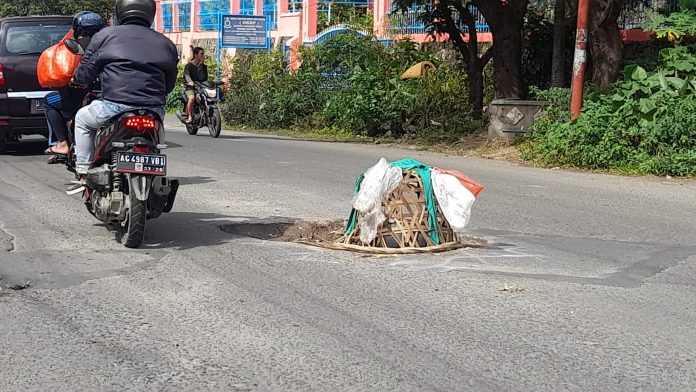 Lubang Menganga di Jalan Rakutta Sembiring Butuh Perhatian Pemerintah