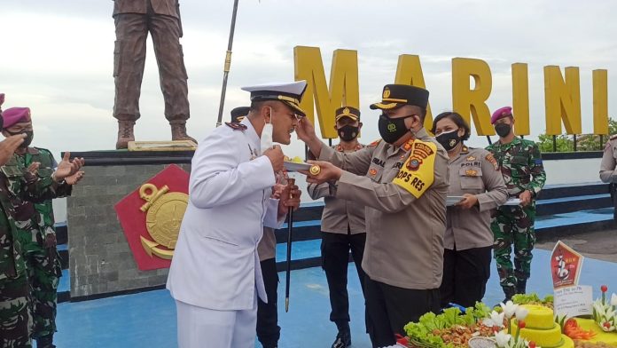 Sambut HUT TNI ke-76, Kapolres Pelabuhan Beri Kejutan ke Yonmarhanlan Belawan