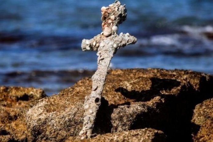Pedang Ksatria Perang Salib Berumur 900 Tahun Ditemukan di Pantai Israel