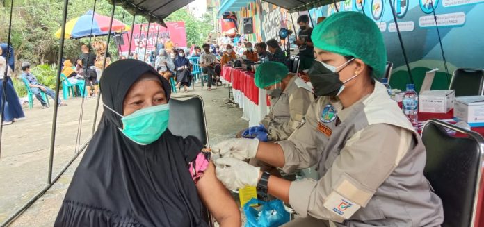 Salah satu warga di Kampung Sejahtera yang mendapatkan vaksin Covid-19 dosis kedua. (f:ist/mistar)
