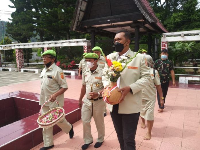 Pemuda Panca Marga Toba Tabur Bunga di Makam Pahlawan Sisingamangaraja
