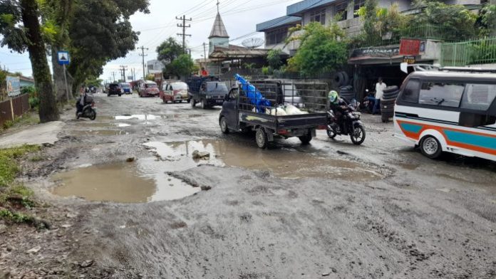 Jalan Provinsi di Nagori Dolok Marlawan Simalungun Rusak Parah
