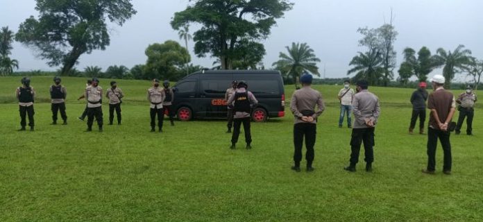 Jibom Brimob Poldasu Musnahkan Geranat Nanas yang Ditemukan di Medan