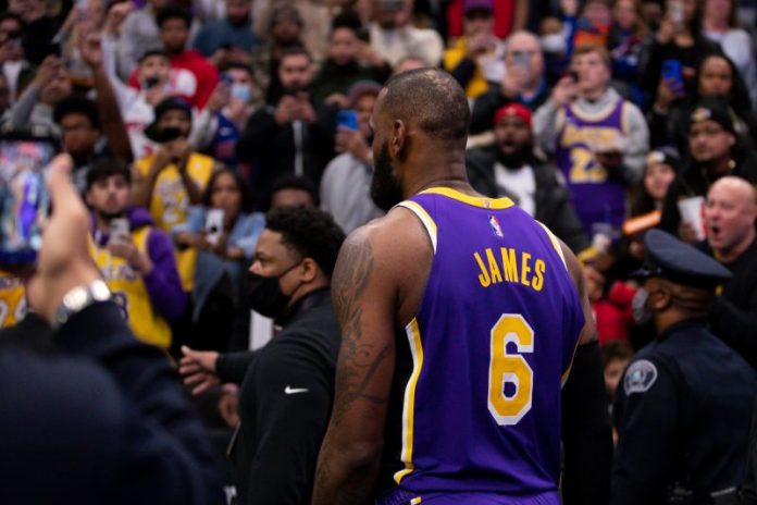 Forward Los Angeles Lakers forward LeBron James (6) meninggalkan lapangan setelah dikeluarkan wasit pada kuarter ketiga dalam pertandingan melawan Detroit Pistons du Little Caesars Arena. Detroit, Michigan, Minggu (21/11/2021). ANTARA/REUTERS/Raj Mehta-USA TODAY Sports