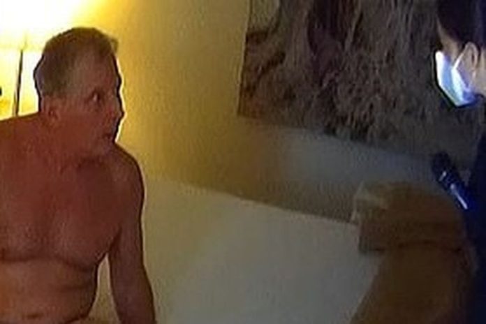 Giovanni Miniello, 60 tahun, seorang ginekolog di Bari, tertangkap kamera setengah telanjang di kamar hotel dengan 'pasien' wanita, setelah menawarkan untuk menyembuhkan penyakit pasien dengan berhubungan seks.(NEWSFLASH via DAILY MAIL)