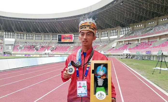 Pelari asal Jawa Tengah Slamet Wahyu Jati kembali memecahkan rekor nasional pada Pekan Paralimpik Nasional (Peparnas) XVI Papua, yakni pada nomor 1500 meter T11-13 putra. ANTARA/Zuhdiar Laeis/am.