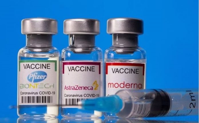 Botol kecil dengan label vaksin penyakit virus korona (COVID-19) Pfizer-BioNTech, AstraZeneca, dan Moderna terlihat dalam foto ilustrasi yang diambil Jumat (19/3/2021). (ANTARA FOTO/REUTERS/Dado Ruvic/Illustration/hp/cfo/am)