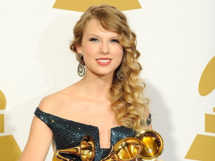 Taylor Swift Raih Piala Favorite Pop Album di AMA 2021