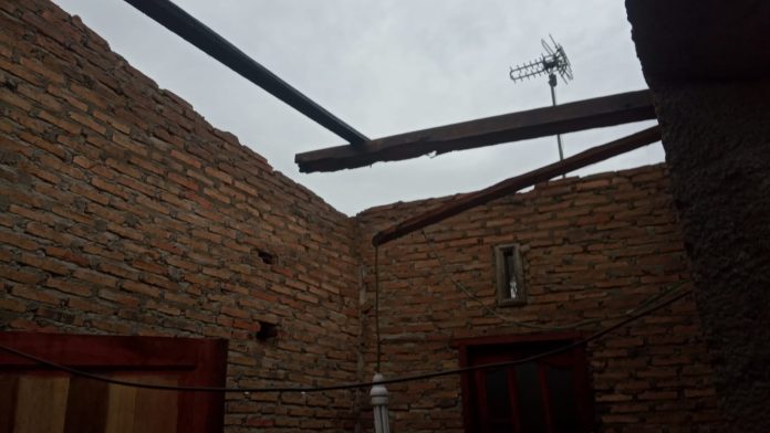 Atap Rumah Warga di Tebing Tinggi Beterbangan Diterjang Angin Kencang