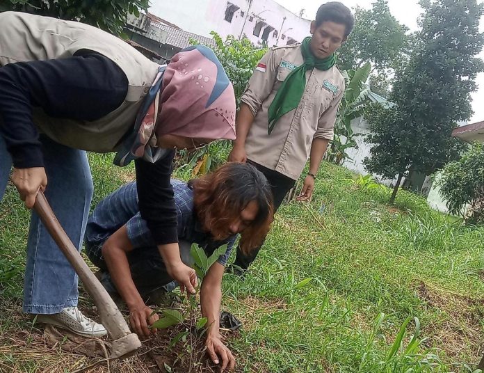 Komunitas Kampung Sendiri Tanam 150 Pohon di Bantaran Sungai Badera