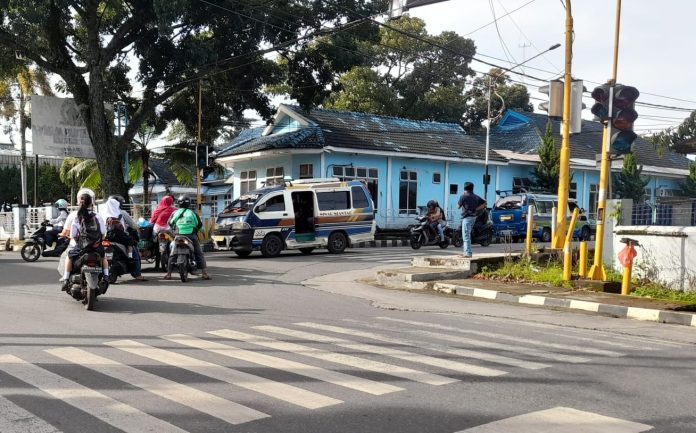 Traffic Light di Perempatan Jalan Kartini dan Sudirman Siantar Tak Kunjung Diperbaiki