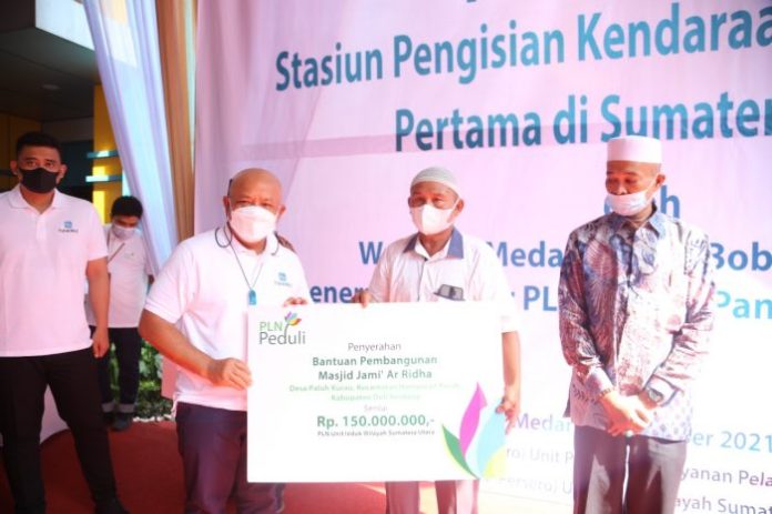 PLN Salurkan Rp600 Juta Buat Pembangunan Mesjid dan Sekolah di Medan