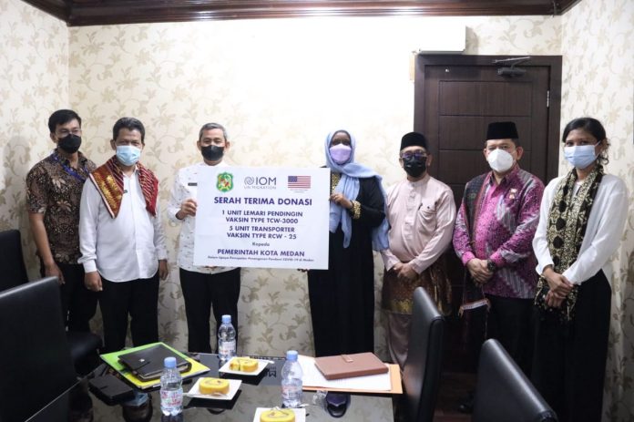 IOM Berikan Lemari Pendingin Vaksin dan 5 Transporter ke Pemko Medan