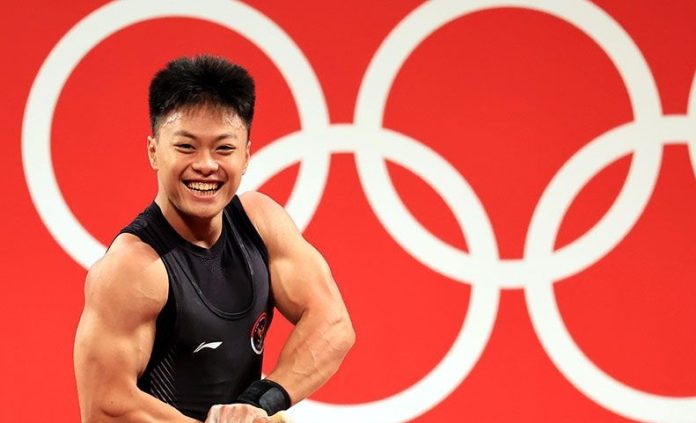Lifter Indonesia Rahmat Erwin Abdullah bergaya seusai melakukan angkatan dalam kelas 73 kg Putra Grup B Olimpiade Tokyo 2020 di Tokyo International Forum, Tokyo, Jepang, Rabu (28/7/2021). (NOC INDONESIA/NOC INDONESIA)