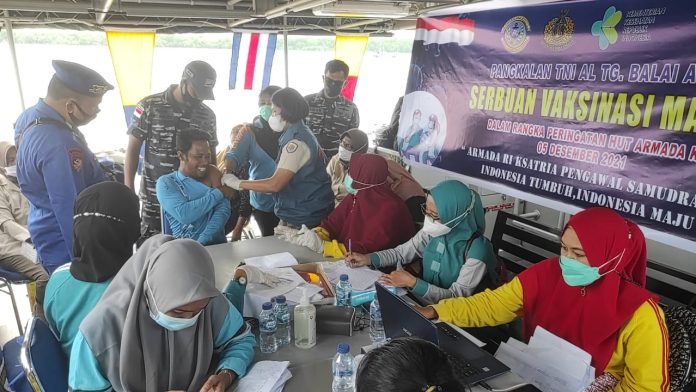 TNI AL Jemput Nelayan Asahan di Tengah Laut untuk Divaksin
