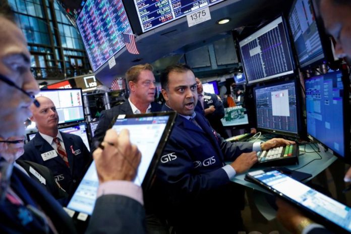 Wall Street Terseret Kekhawatiran Omicron