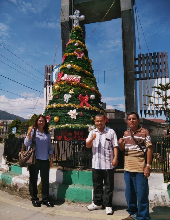 Sambut Natal, SMPN 4 Balige Dirikan Pohon Natal di Bundaran Balige