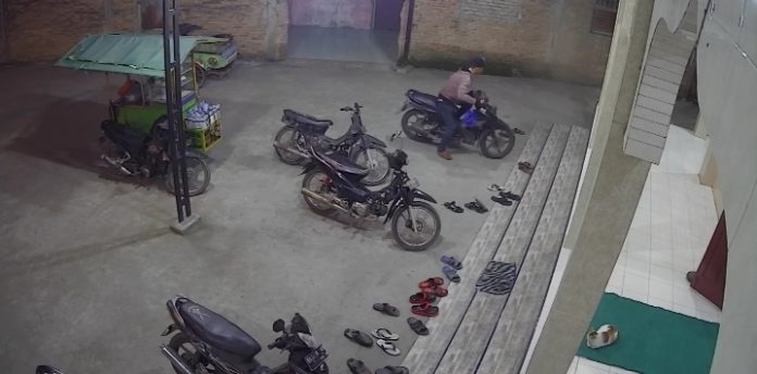 Pencuri Honda Revo Pengurus BKM Al Bukhari Lubuk Pakam Terekam CCTV