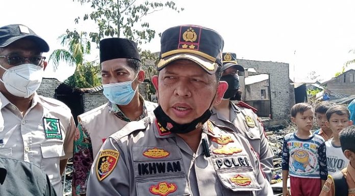 Kapolres Batu Bara Kunjungi dan Bantu Korban Kebakaran Tanjung Tiram