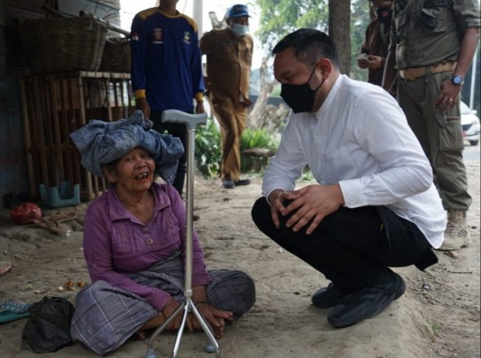 Franc Bernhard Tumanggor Beri Bantuan Kursi Roda di Desa Maholida