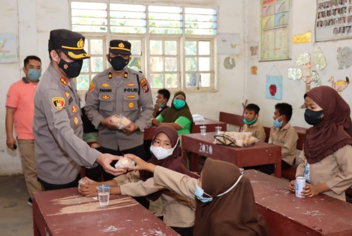 Tinjau Vaksinasi di SDN 4 Gunung Bandung, Kapolres Batu Bara Bawa Snack