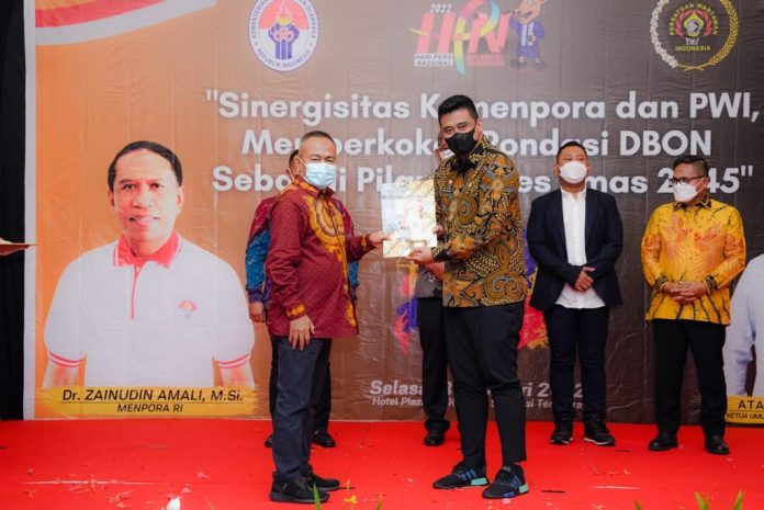 Bobby Nasution Raih Penghargaan Inisiator Olahraga Nasional