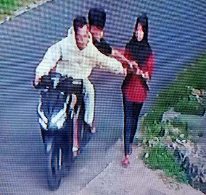 Viral! Wanita Berhijab Dijambret Dua Pria di Jalan Tarutung Siantar