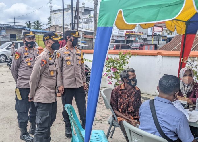 Kapolres Batu Bara Monitoring Pembagian BPNT dan Vaksinasi