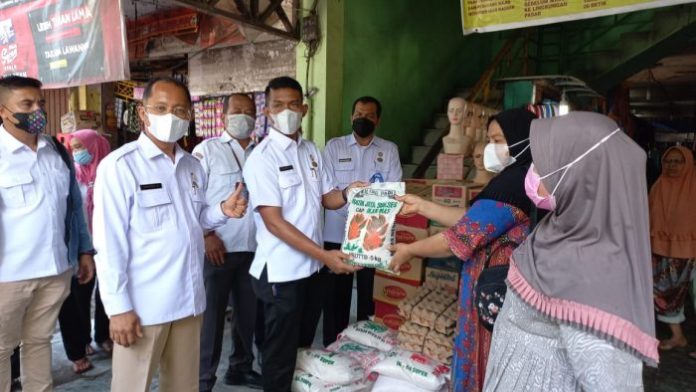 PUD Pasar Bagikan Bantuan ke Pedagang Terdampak Banjir di Medan