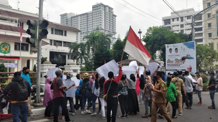 Lapor ke DPRD, Puluhan Warga Medan Deli Minta Perekrutan Kepling Diulang
