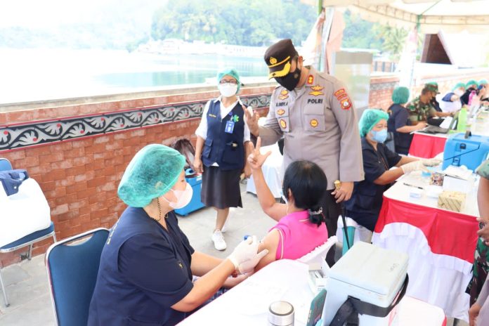 Kapolres Simalungun Tinjau Pelaksanaan Vaksinasi di RTP Pantai Atsari Parapat