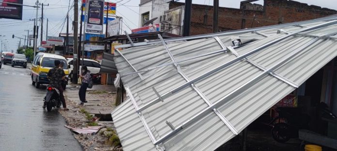 Puting Beliung Terbangkan Atap Rumah di Simpang Salak Sidikalang