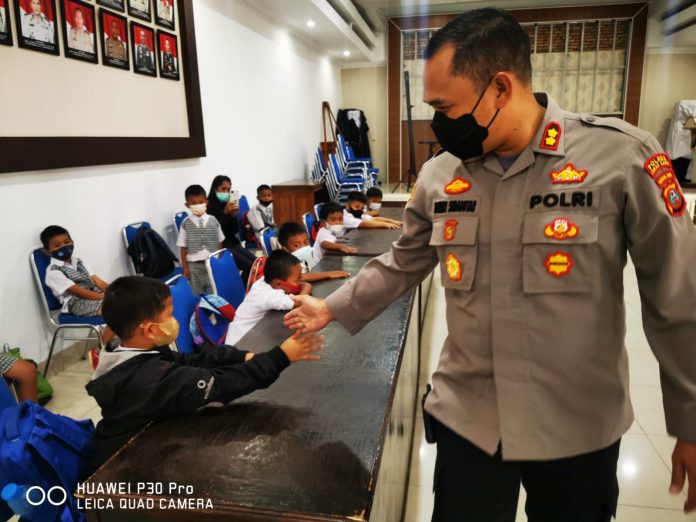 Sat Lantas Polres Tanah Karo Sosialisasi Rambu Lalu Lintas kepada Anak TK