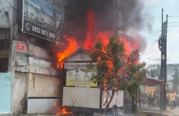 Pos Lantas Polsek Sunggal di Kampung Lalang Terbakar