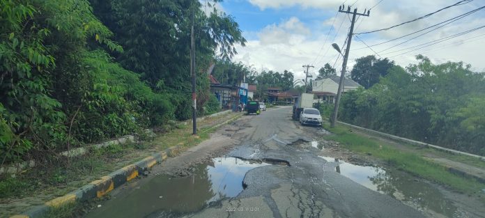 Jalan di Pusat Kota Sidikalang Rusak Parah