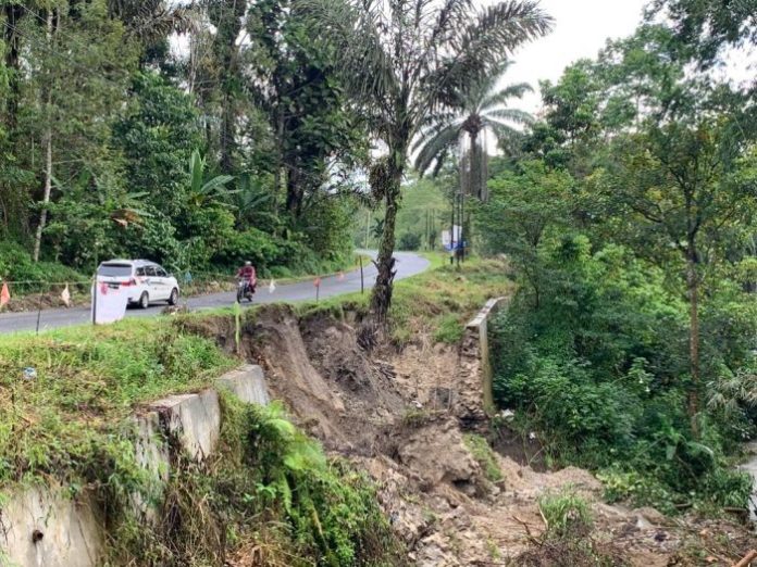 Bahu Jalan Amblas di Tigabolon, Kepala BPBD Simalungun: Secepatnya Kita Survei