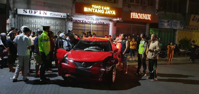 Laka Tunggal di Siantar, Suzuki Baleno Terbalik Usai Tabrak Pot Bunga di Trotoar