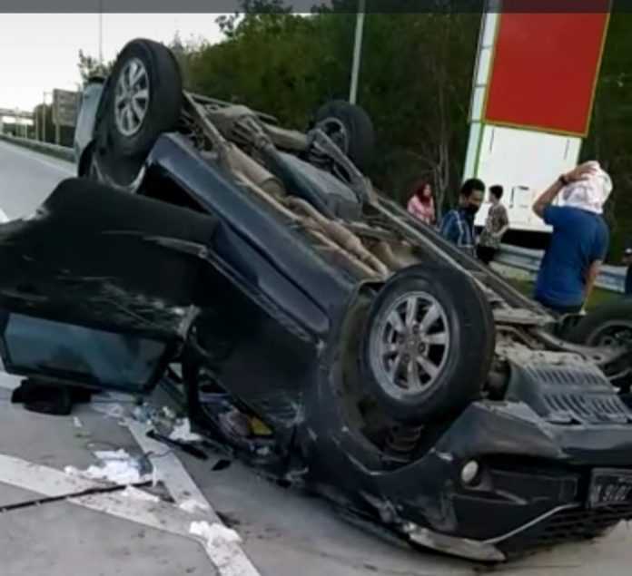 Mobil Pribadi Terbalik di Jalan Tol Medan-Sergai