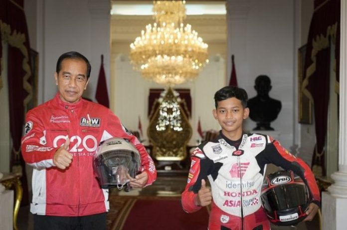 Dua Pembalap Muda Indonesia Bertemu Jokowi dan Ikut Parade MotoGP