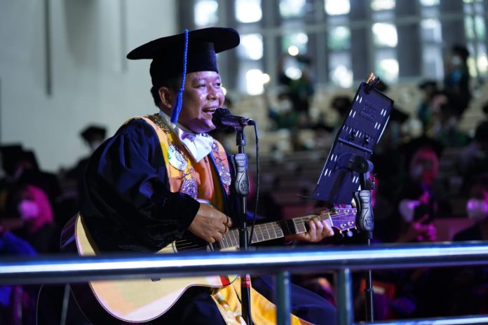 Rektor USU Bawakan 3 Lagu Dalam Momen Wisuda Hari Kedua