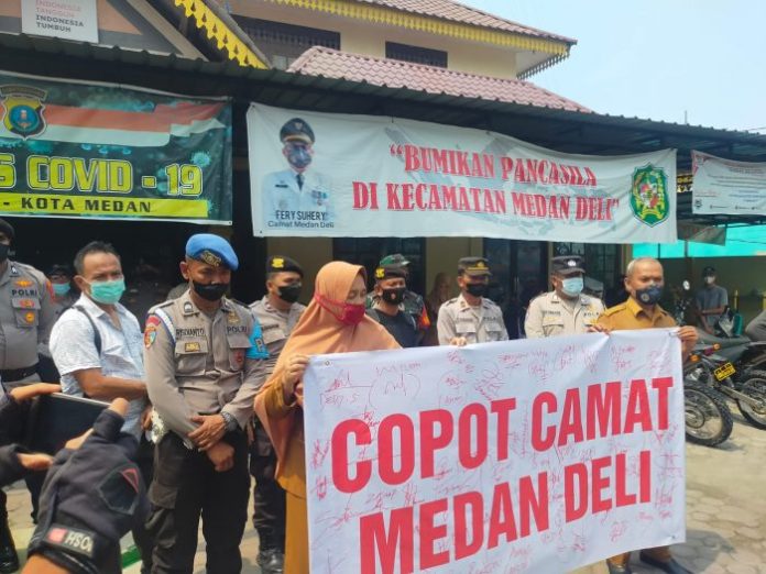 Tak Transparan Dalam Pemilihan Kepling, Warga Demo ke Kantor Camat Medan Deli