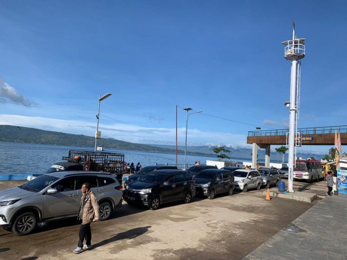 Libur Paskah, Antrian Kendaraan Terjadi di Pelabuhan Tigaras