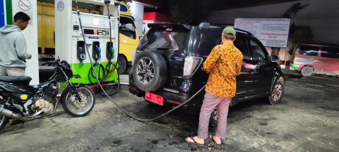 ASN mengisi BBM bersubsidi jenis pertalite ke kendaraan dinas di SPBU 14.222.243, Kelurahan Batangberuh, Kecamatan Sidikalang, Dairi, Jumat (22/4/22). (f:manru/mistar)