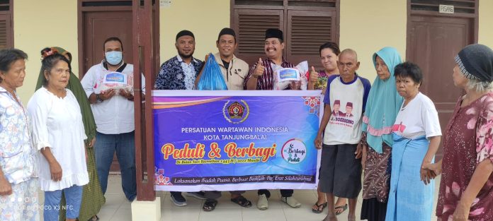 Ramadan Berbagi, PWI Tanjungbalai Berbagi Takjil dan Sembako ke Lansia