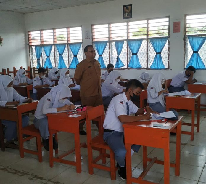 Kacabdis Siantar Monitoring Pelaksanaan Ujian Sekolah Tingkat SMA-SMK