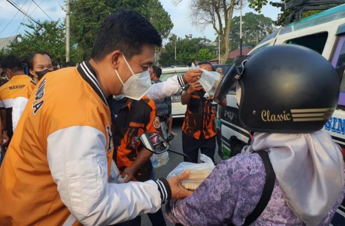 PP Bersama Hanura Siantar Bagi Takjil dan Masker