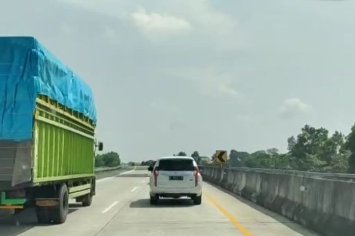 Kendaraan yang melintasi Jalan Tol Trans Sumatera (JTTS) di Bandarlampung, Selasa(26/4/2022). ANTARA/Dian Hadiyatna