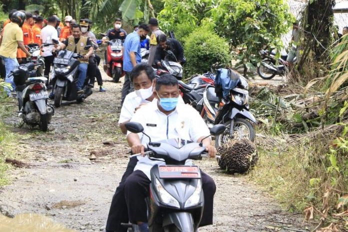 Naik Sepeda Motor, Wali Kota Binjai Lihat Rumah Warga Terkena Angin Puting Beliung